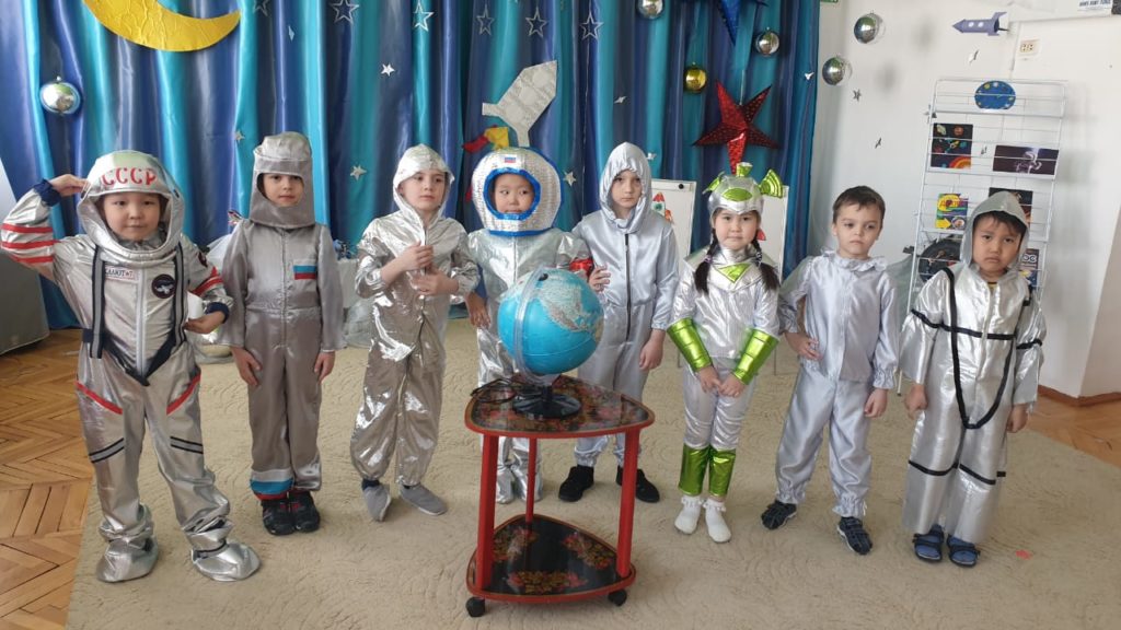 Украшение зала ко Дню космонавтики в детском саду. Оформление зала ко Дню космонавтики в детском саду. Оформление зала день космонавтики в детском саду